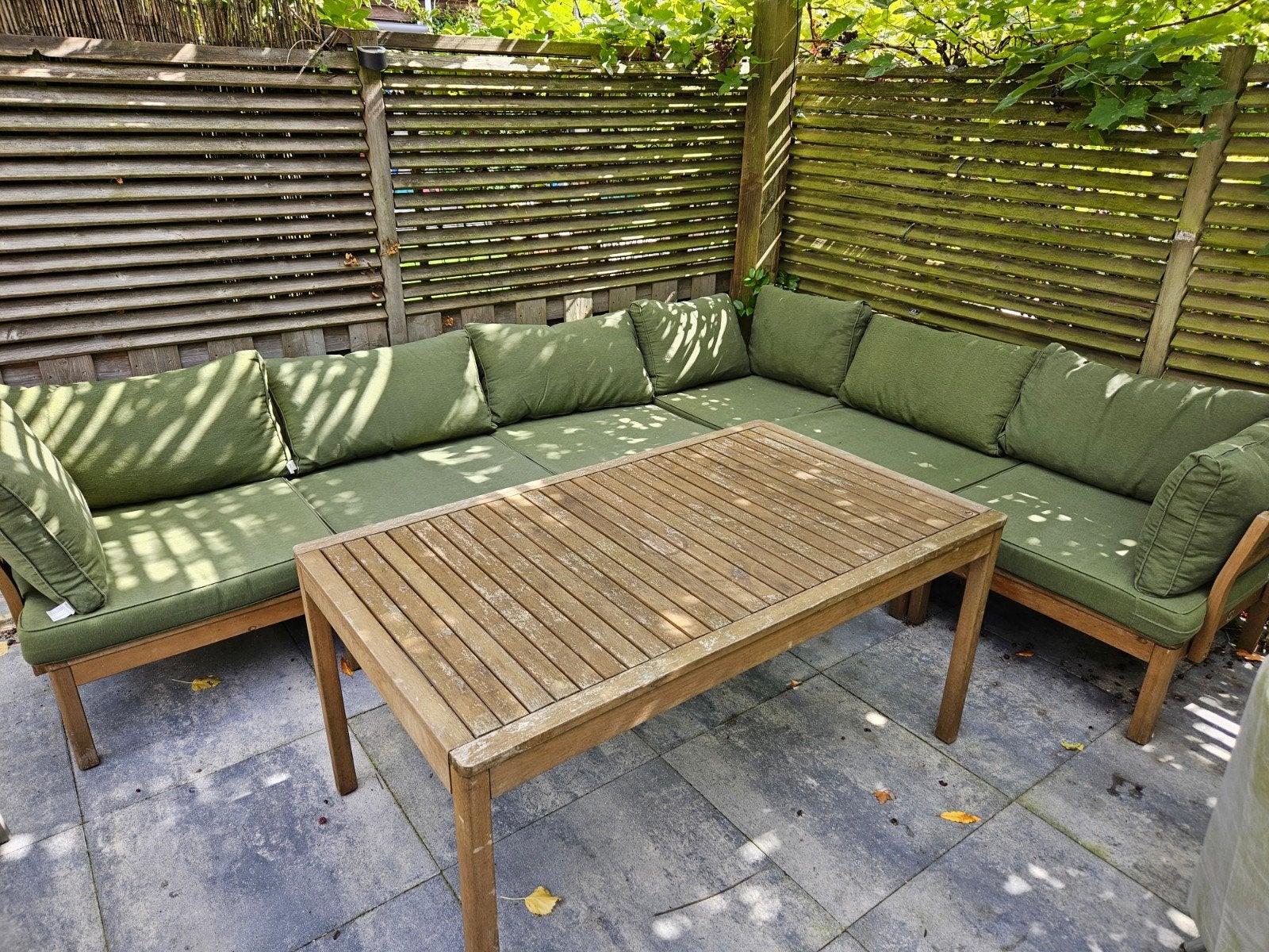 Houten loungeset met tafel en groene kussens, Tuin en Terras, Ophalen, Gebruikt, Loungeset, Bank