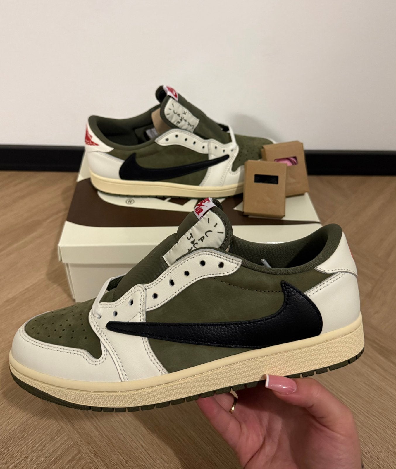 Travis Scott Medium Olive, Overige kleuren, Nieuw, Ophalen of Verzenden, Sneakers of Gympen