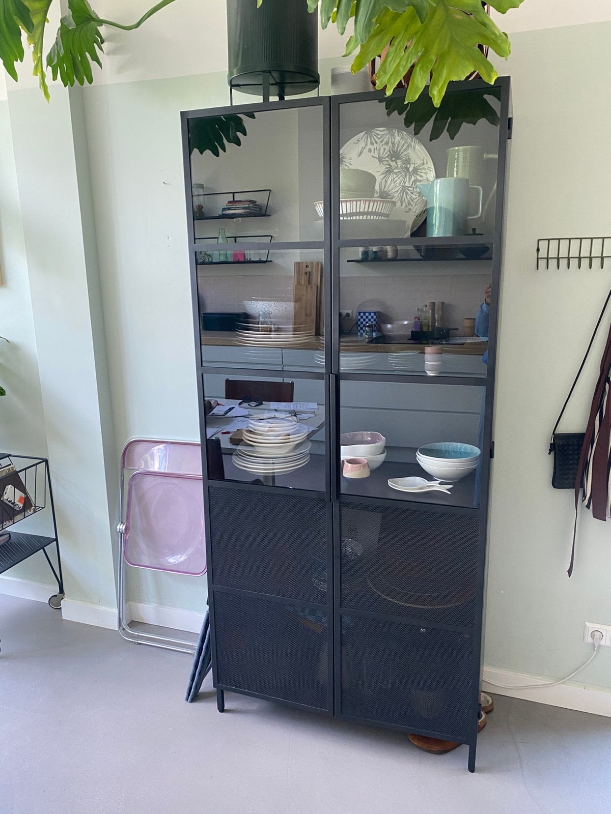 Zwart metalen vitrine kast van het Deense merk House doctor, Ophalen, 50 tot 100 cm, Zo goed als nieuw, Metaal