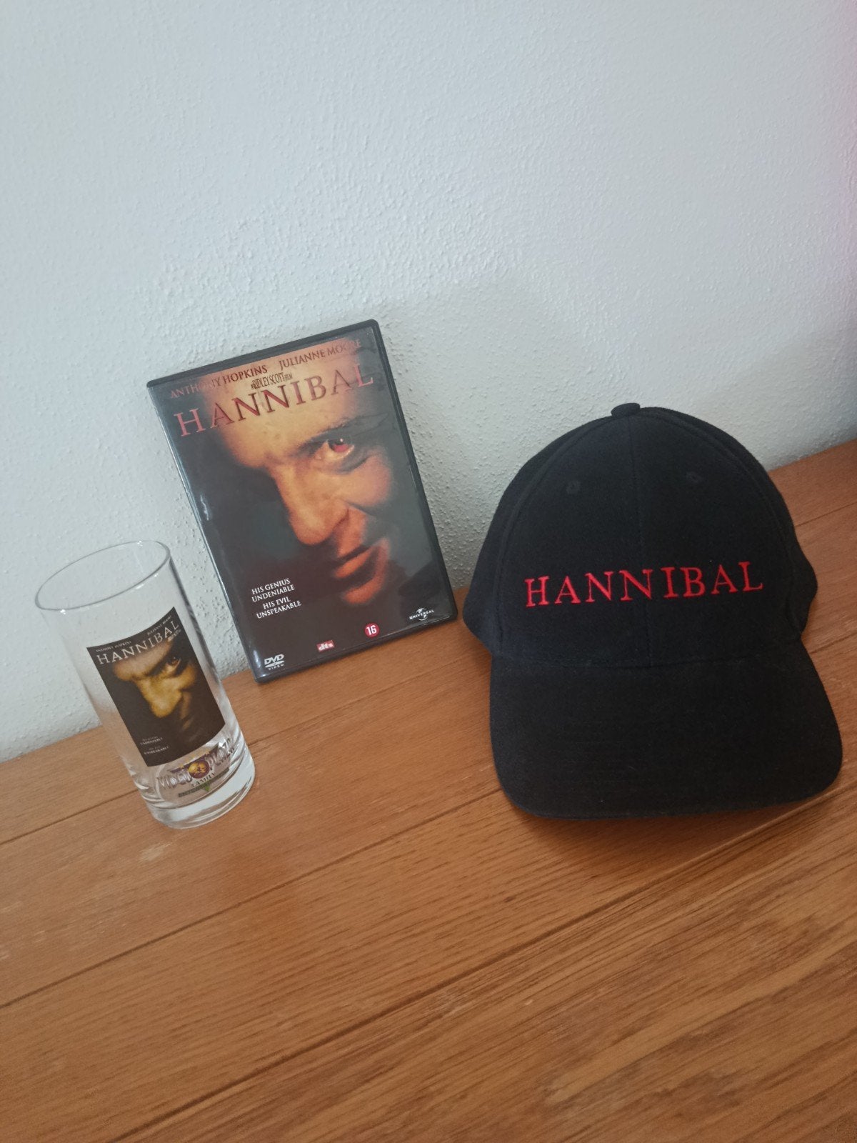 Hannibal film merchandise set: pet, DVD en drinkglas, Ophalen, Zo goed als nieuw