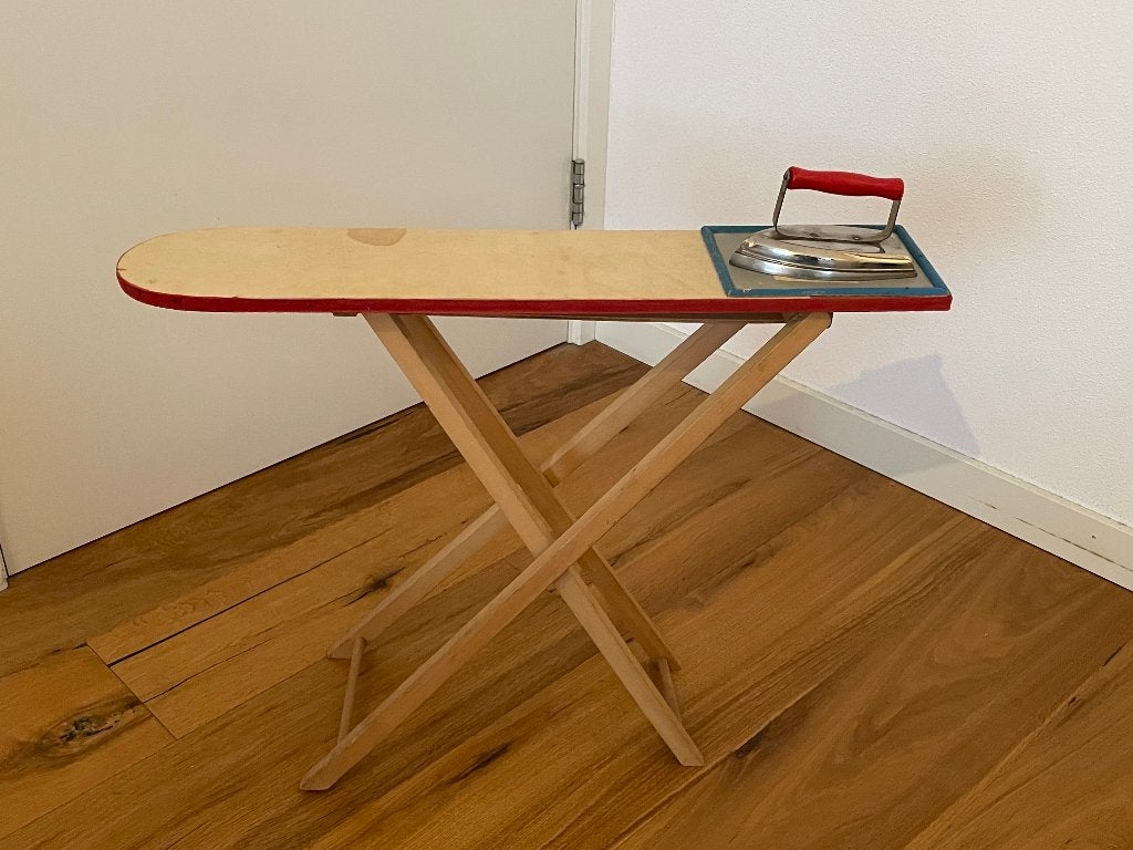 Vintage kinder strijkplank met strijkijzer jaren 60, Kinderen en Baby's, Speelgoed | Poppen, Ophalen of Verzenden, Gebruikt, Overige typen