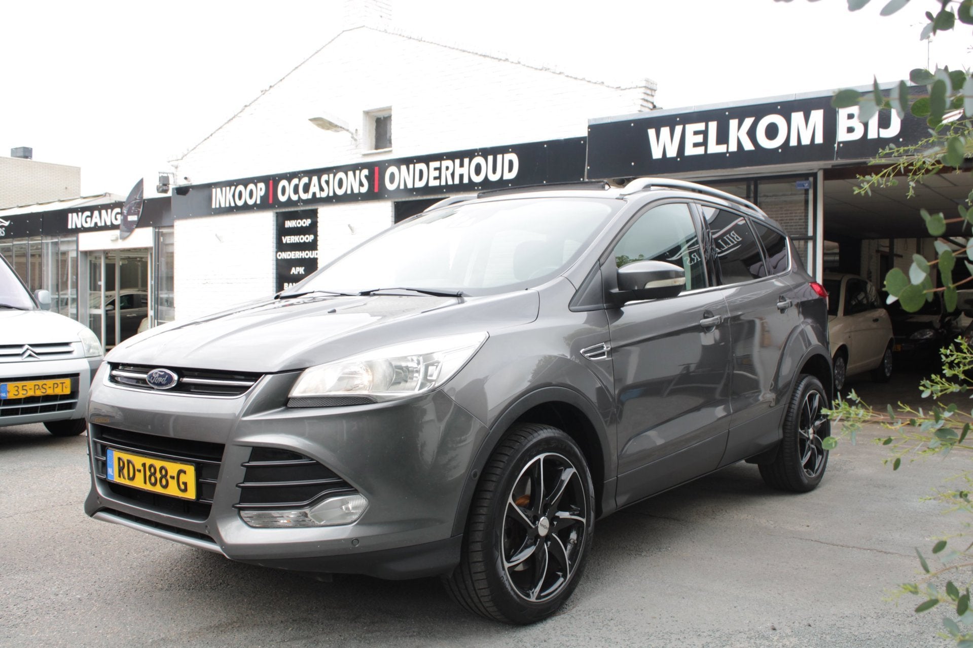 Ford Kuga 1.6 Titanium Plus 4WD / AUTOMAAT / PANO / Camera /, Auto's, Gebruikt, Zwart, 4 cilinders, Leder