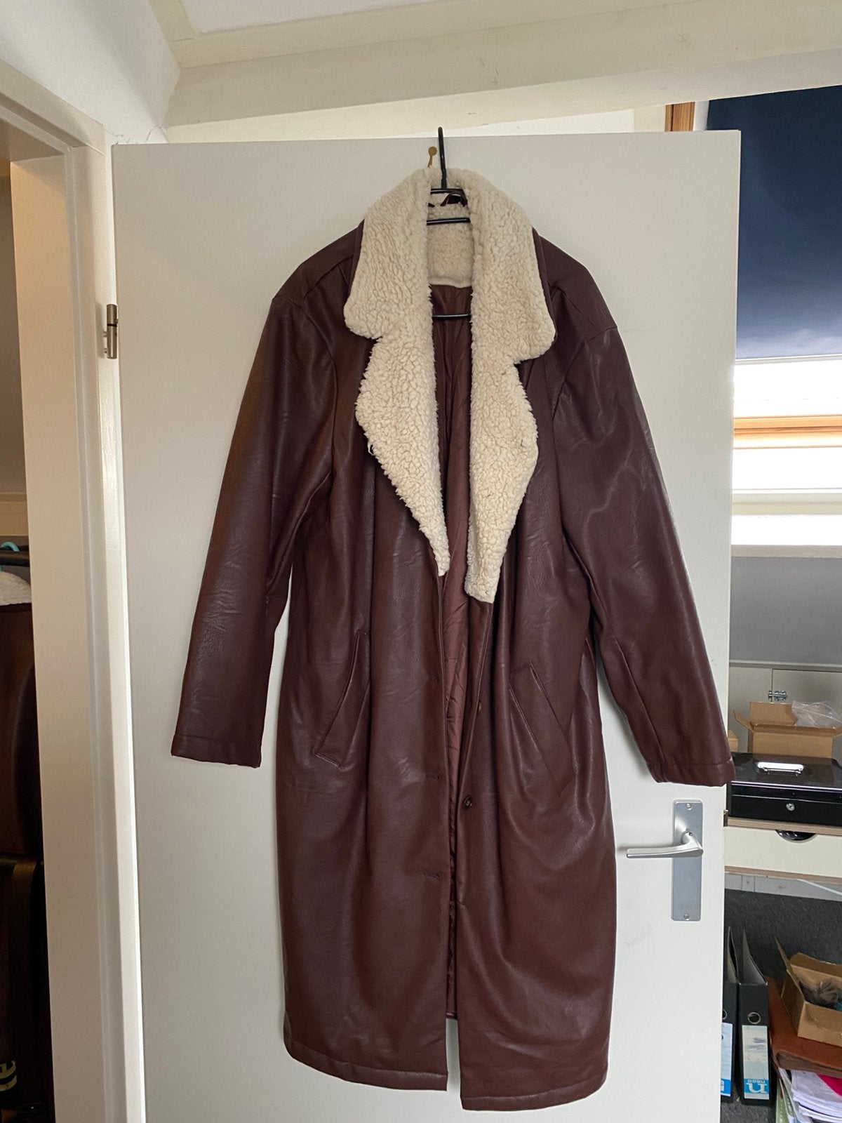 Winterjas bruin met witte kraag bont  maat 46, Ophalen, Zo goed als nieuw, Maat 46/48 (XL) of groter, Bruin