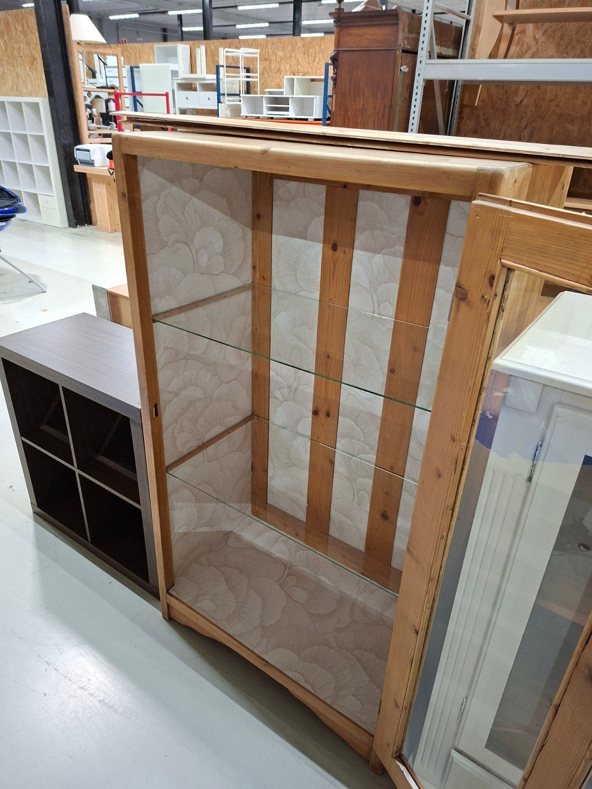 Grenen Vintage Vitrinekast met Glazen Deuren, Ophalen, 100 tot 150 cm, Onbekend, Onbekend