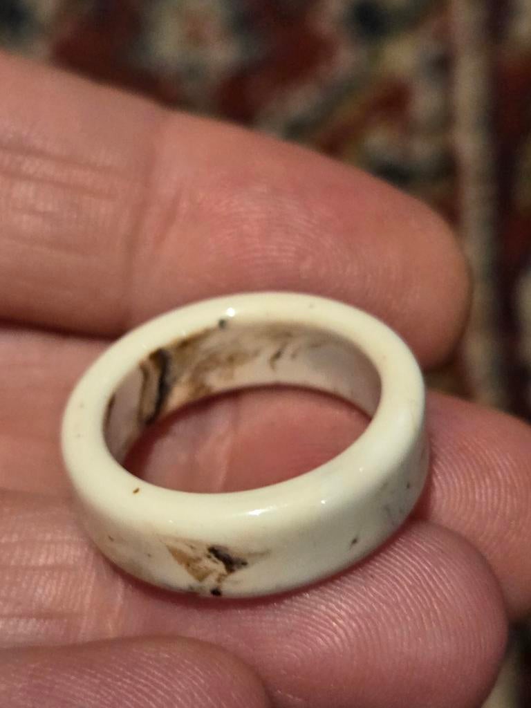 Unieke ring, maat 17, Sieraden, Tassen en Uiterlijk, Ringen, Overige materialen, Gebruikt, Beige, Ophalen of Verzenden