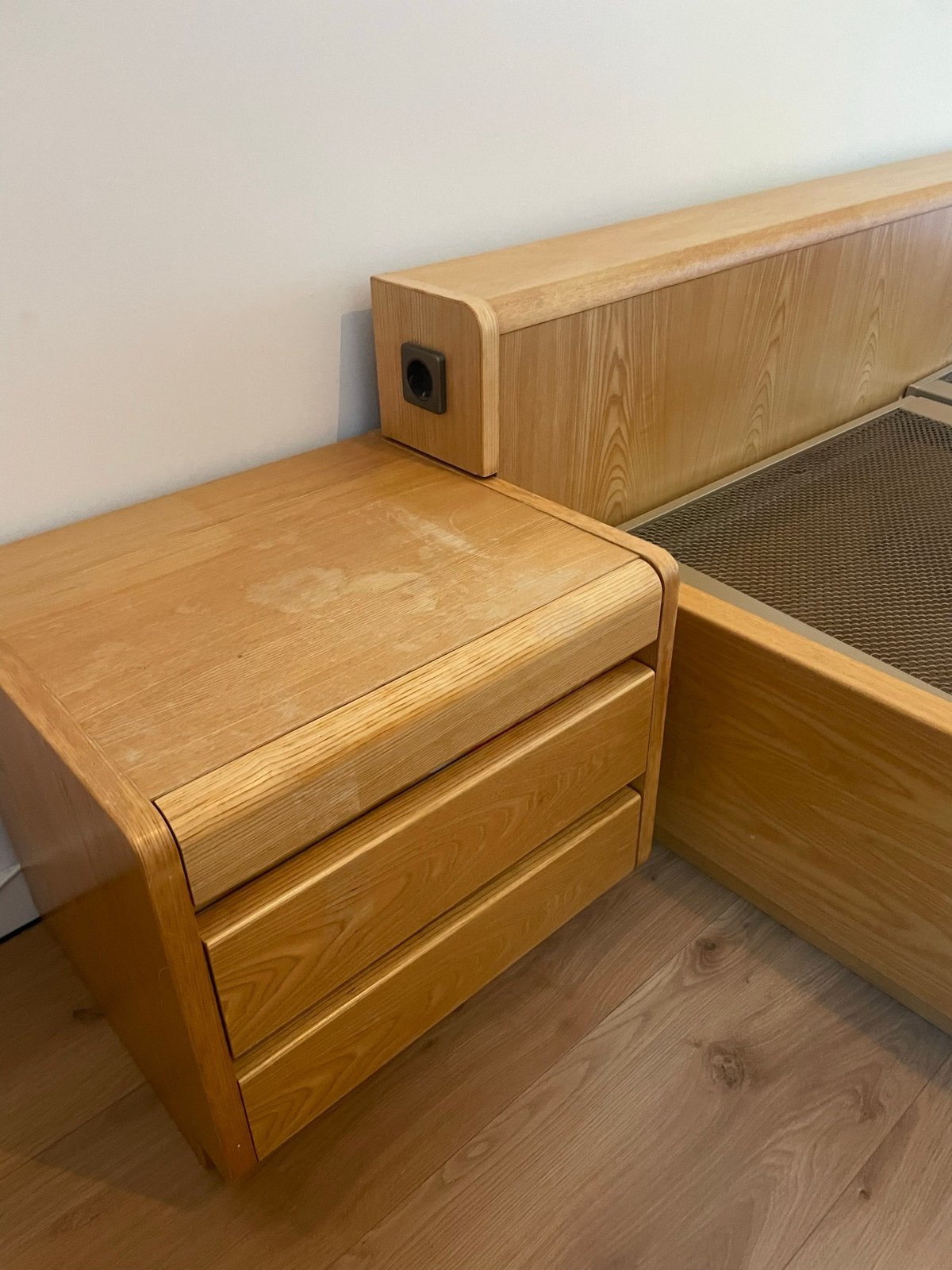Foto 3 van Houten bed 160x200 met Auping bedbodems en nachtkastjes