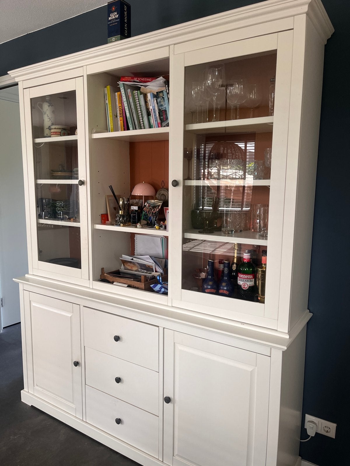Foto 3 van Buffetkast wit, 180 cm breed, met vitrine en opbergruimte