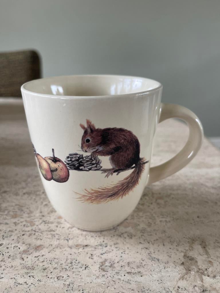 Mok met eekhoorn en herfstfruit - The Original World of JET, Huis en Inrichting, Keuken | Servies, Keramiek, Ophalen of Verzenden