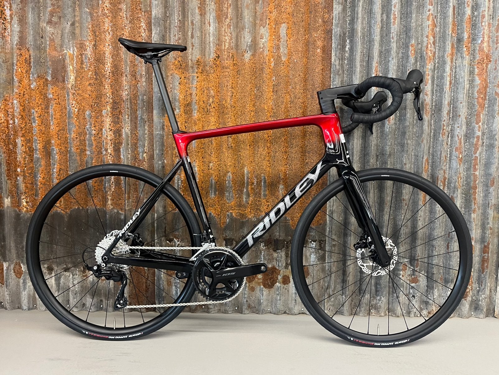 RIDLEY Falcn XL 2027 Zwart/Rood Shimano 105 12 Speed, Fietsen en Brommers, Fietsen | Racefietsen, 28 inch, Carbon, Nieuw, 61 tot 65 cm