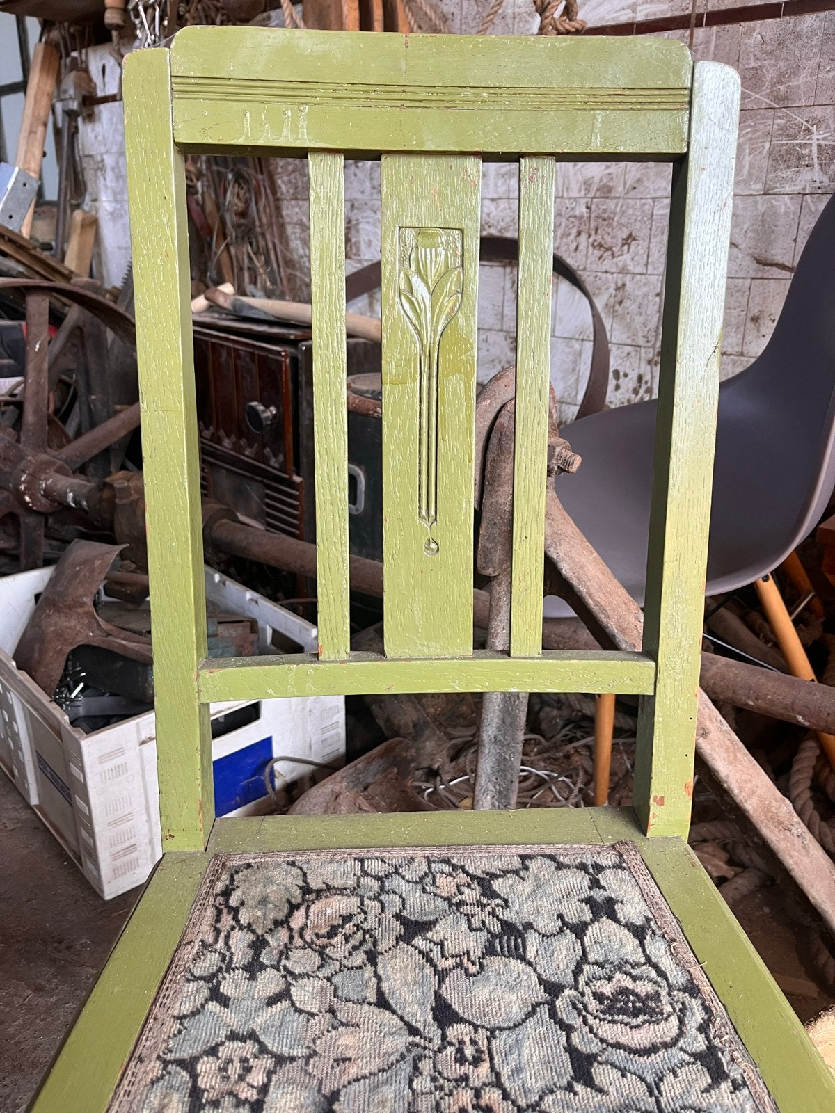 Twee Antieke houten stoelen met geborduurd zitvlak, Ophalen
