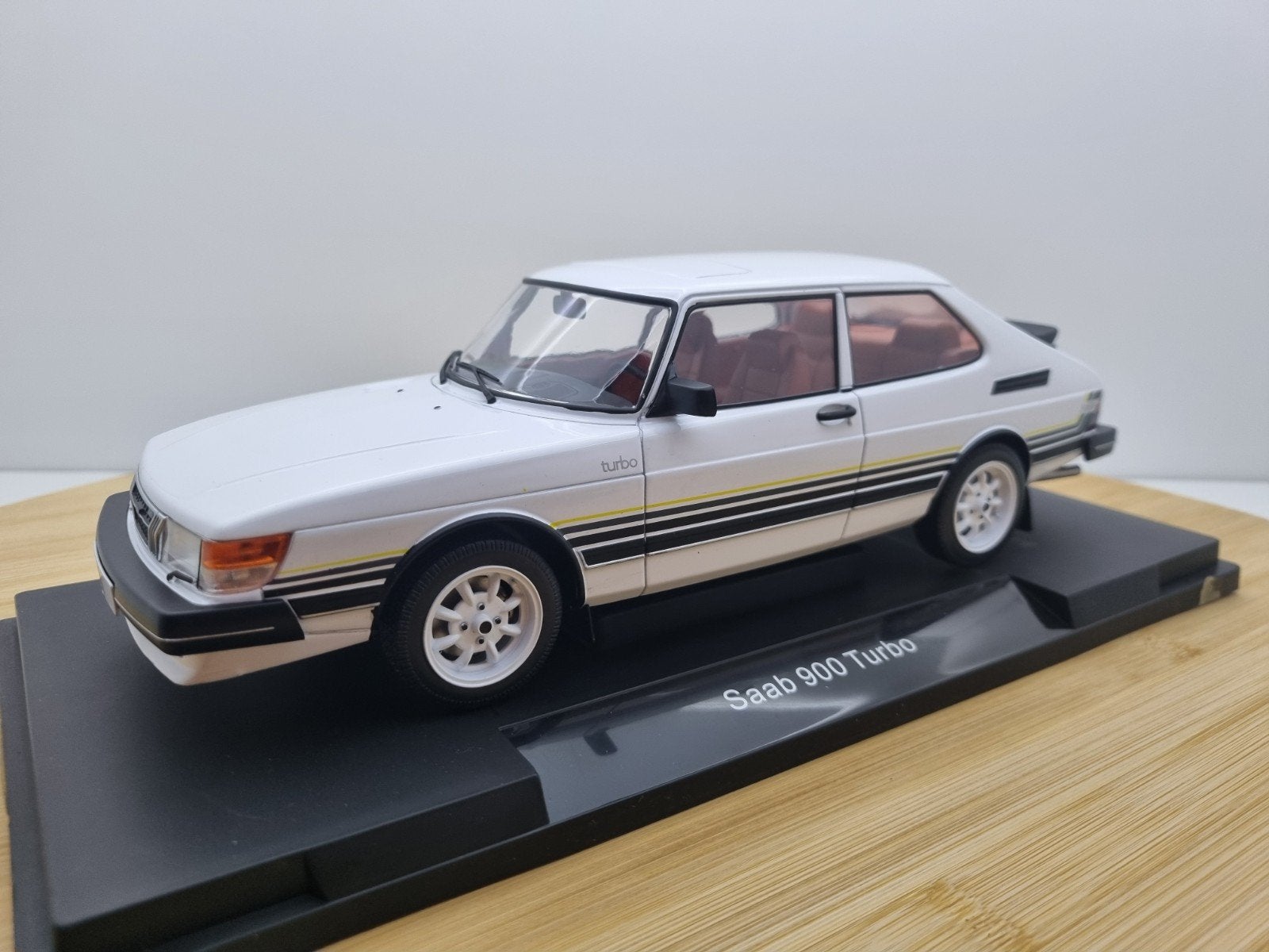 Aanbieding! MCG Saab 900 Turbo Wit 1:18, Overige merken, Auto, Verzenden, Nieuw