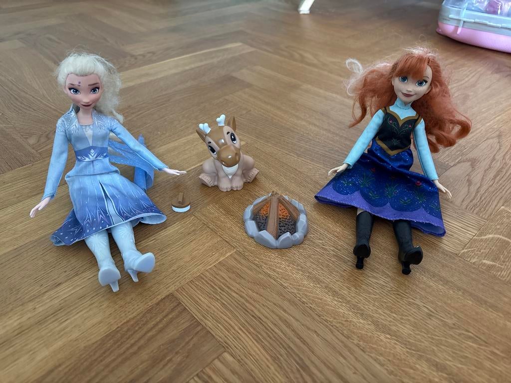 Hasbro Frozen Anna & Elsa poppen met kampvuur en rendier, Ophalen of Verzenden, Gebruikt, Overige typen