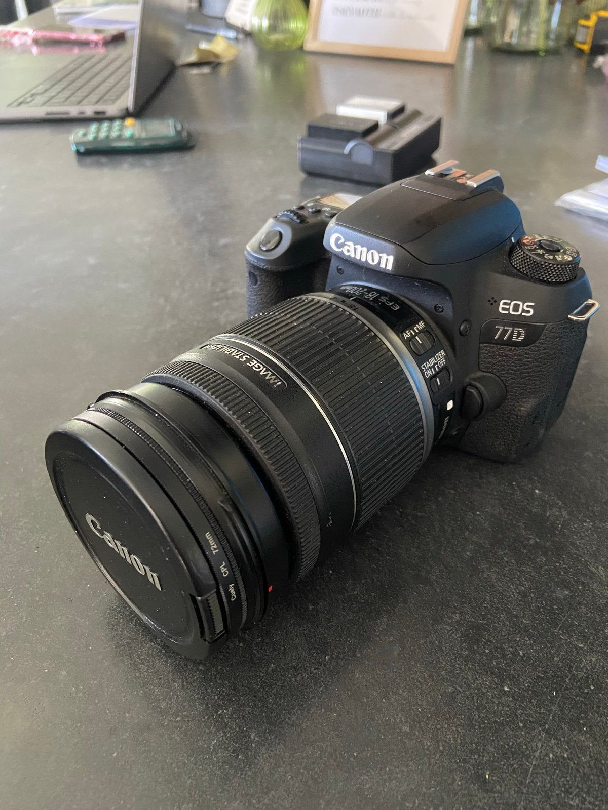 SLECHTS 2000KLIKS!Canon EOS 77D met 18-200mm lens CPL filter, Audio, Tv en Foto, Fotocamera's Digitaal, Ophalen, Spiegelreflex