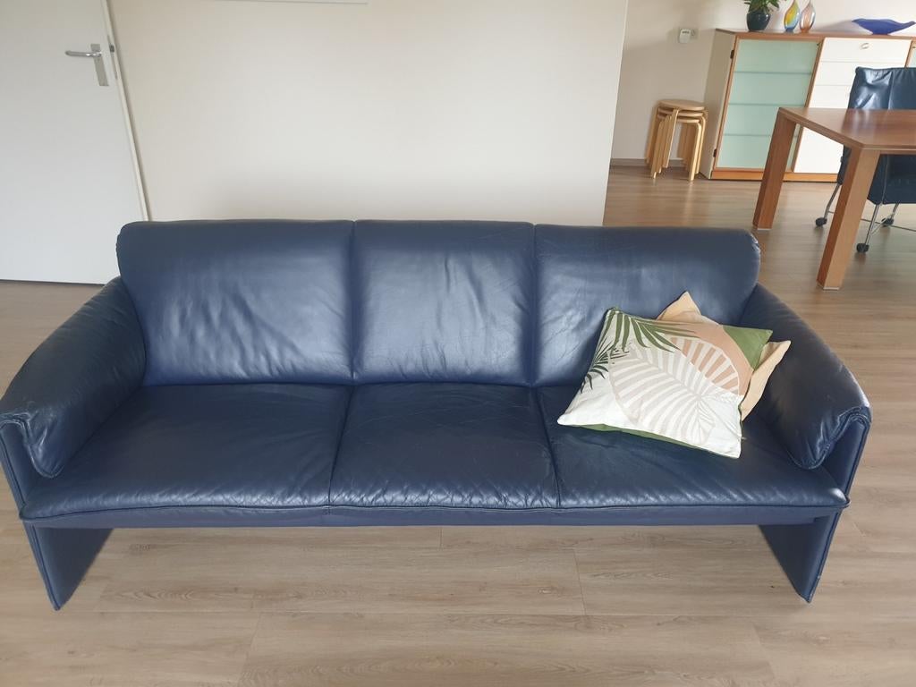Leolux Bora donkerblauw leer, Huis en Inrichting, Ophalen, Gebruikt, Driepersoons, Rechte bank