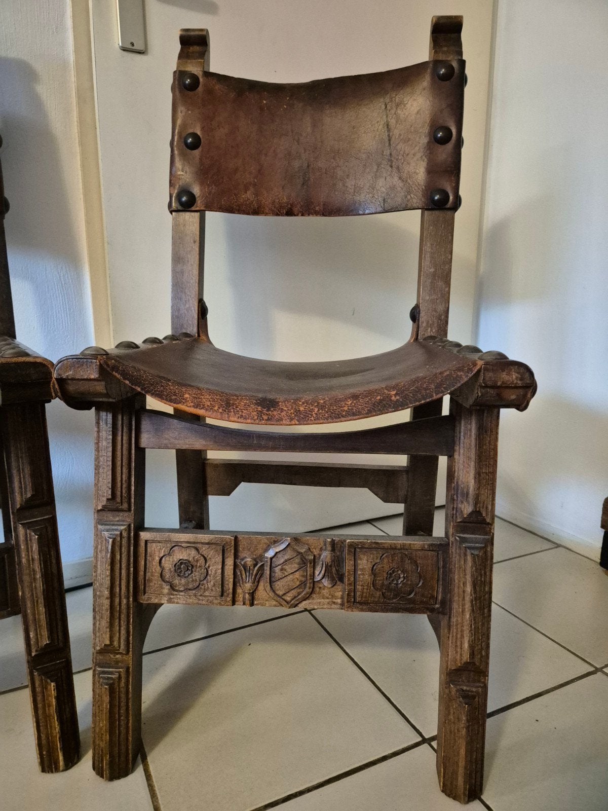Antieke Spaanse stoelen met leer en houtsnijwerk, Ophalen of Verzenden