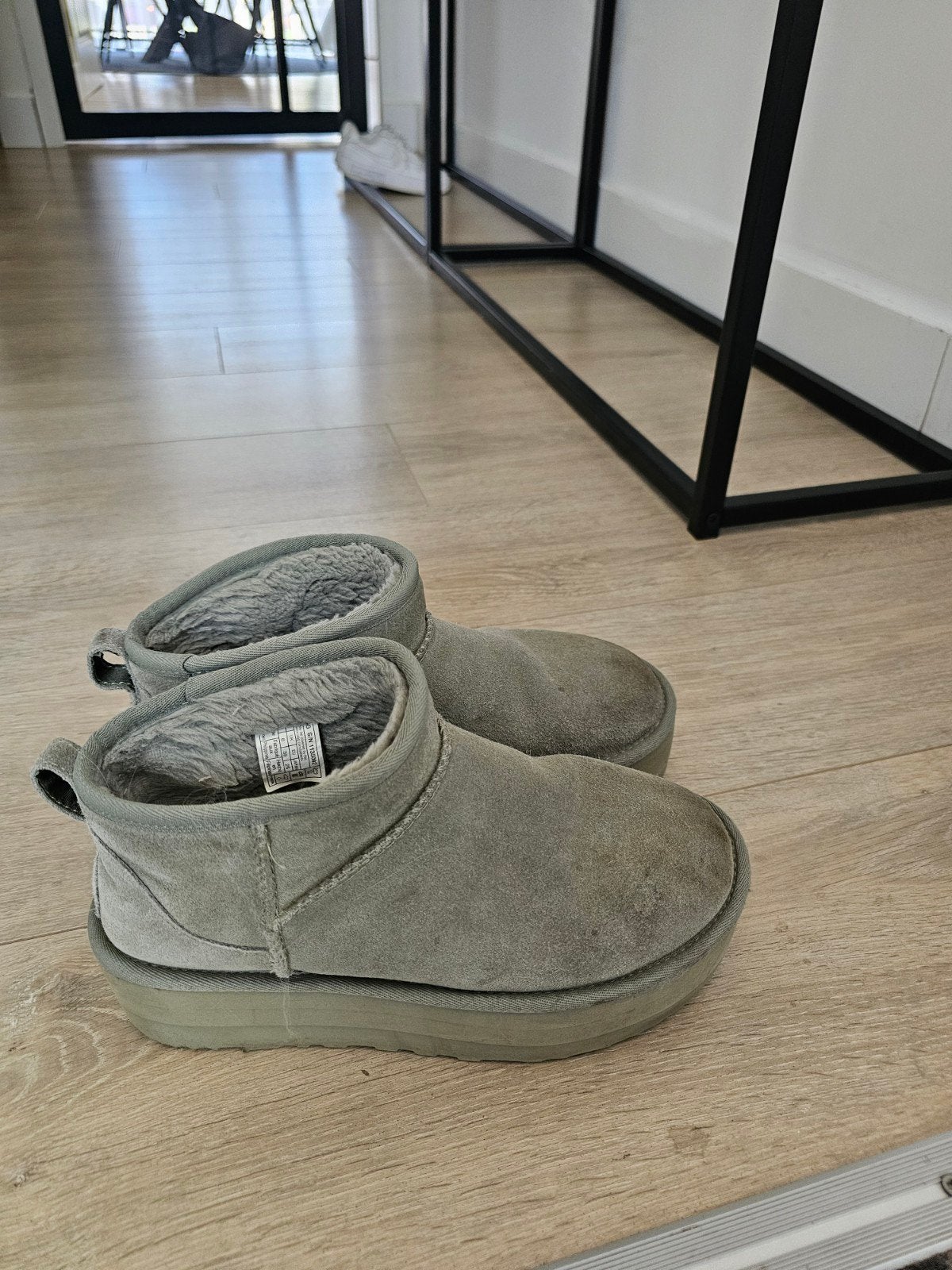 UGG Classic Ultra Mini Platform Moss Green Maat 39, UGG, Lage of Enkellaarzen, Ophalen of Verzenden, Gedragen