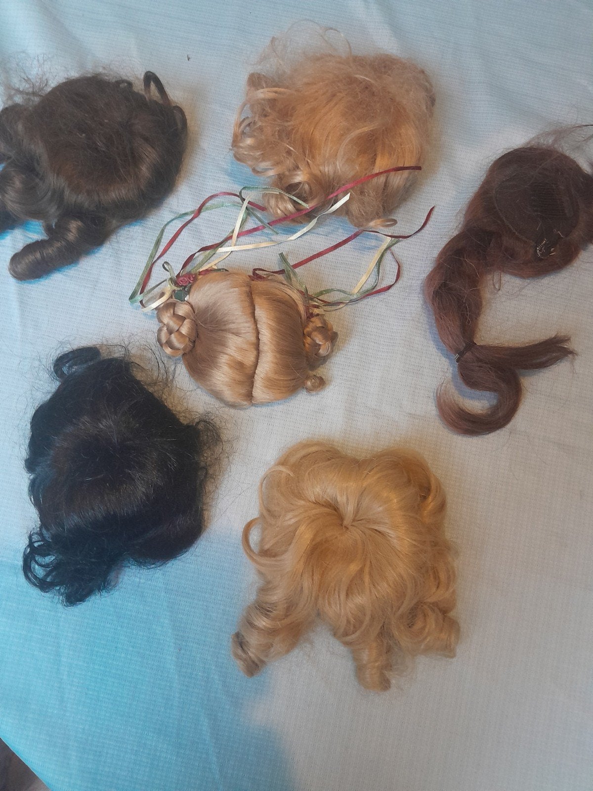 Poppen pruiken in hartvormige doos, Ophalen of Verzenden, Gebruikt, Accessoires