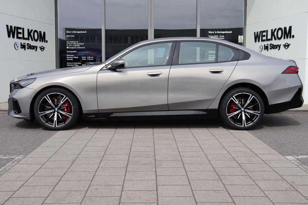 BMW i5 eDrive40 M Sport / Adaptieve LED / Parking Assistant, Auto's, BMW, Automaat, 2095 kg, Achterwielaandrijving, Zwart