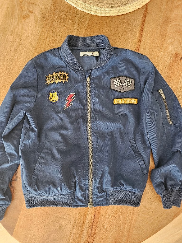 Jongens zomer jas maat 128, Kinderen en Baby's, Kinderkleding | Maat 128, Ophalen, Zo goed als nieuw, Jas, Jongen