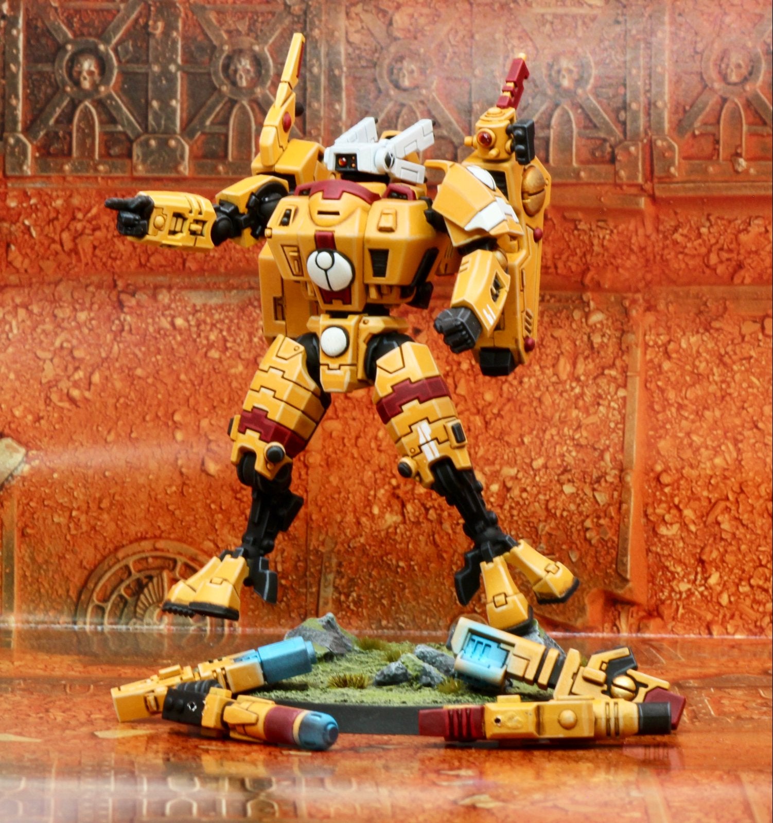 Warhammer 40K Tau Empire Commander battlesuit, Gebruikt, Figuurtje(s), Ophalen of Verzenden, Warhammer 40000