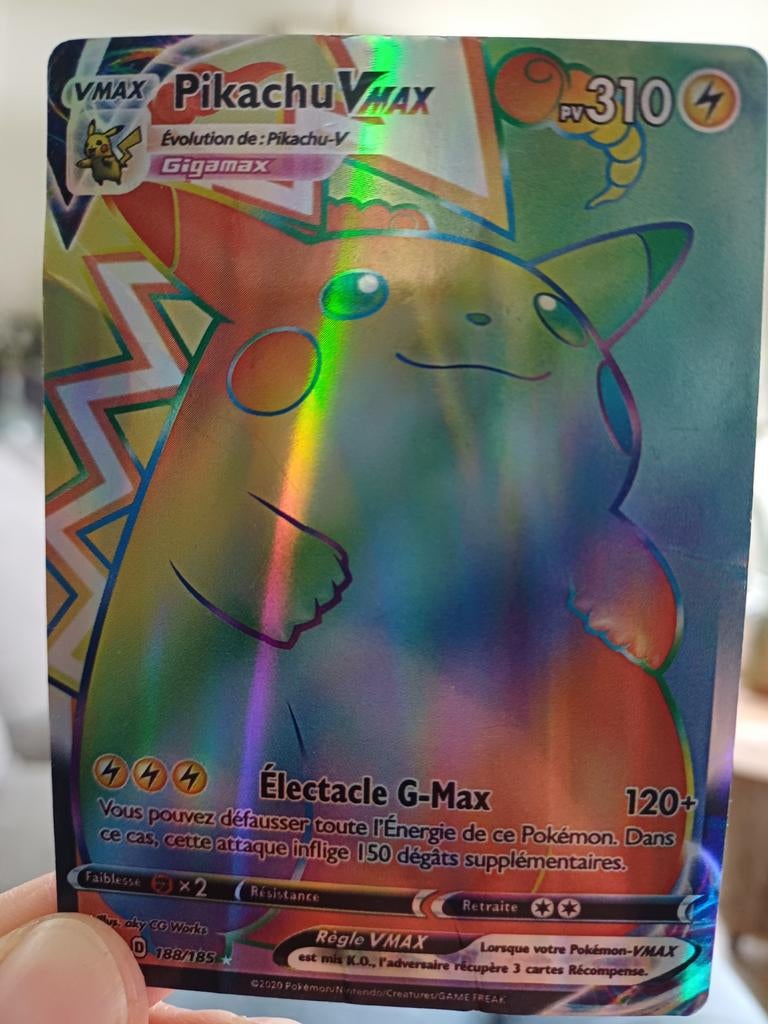 Pikachu VMAX Rainbow Rare Pokémon Kaart (Frans), Hobby en Vrije tijd, Verzamelkaartspellen | Pokémon, Ophalen of Verzenden, Zo goed als nieuw