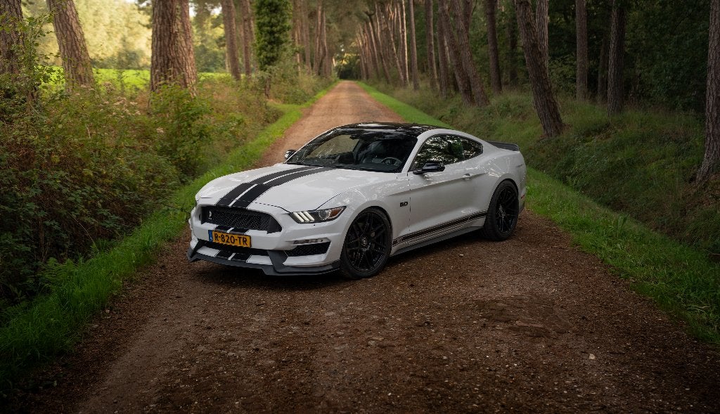 Ford Mustang GT 5.0 V8 Premium | GT350style | Borla | Brembo, Auto's, Automaat, Achterwielaandrijving, 4 stoelen, Wit
