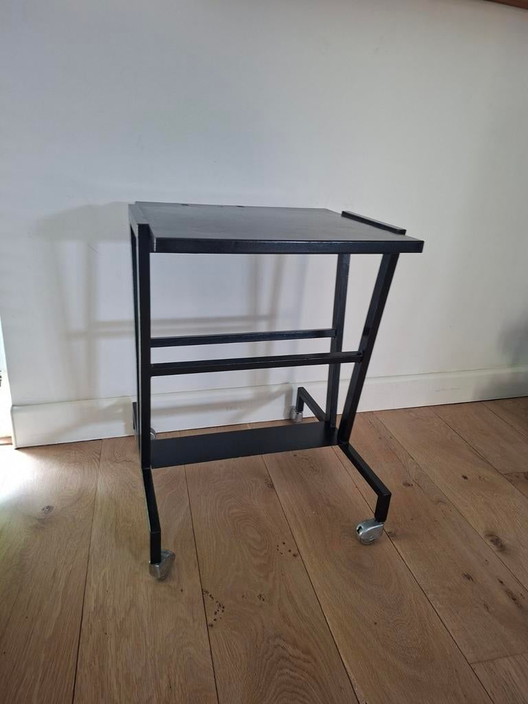 Zwart vintage metalen bijzettafeltje op wieltjes, Minder dan 45 cm, Gebruikt, Modern, Rechthoekig