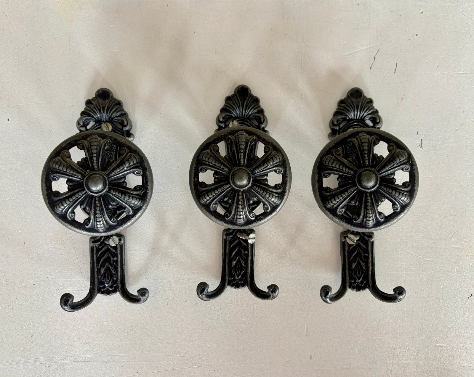 Set van 3 Vintage Metalen Wandhaken - Decoratief & Robuust, Gebruikt, Wandhaken, Ophalen of Verzenden, Minder dan 100 cm