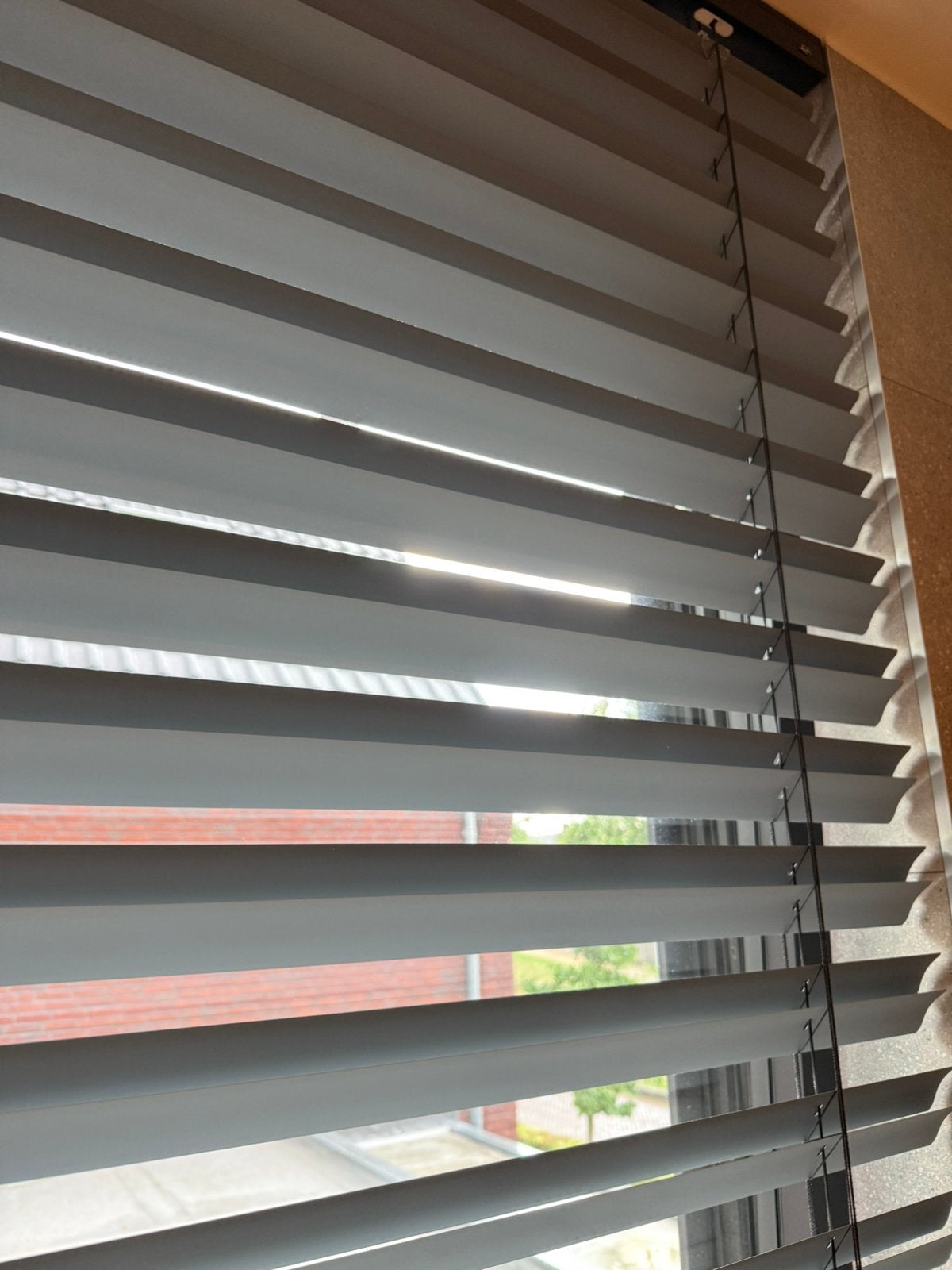 2 Luxaflex MegaView® aluminium grijs 196cm breed 205cm hoog, Ophalen, Jaloezie, Gebruikt, Hout