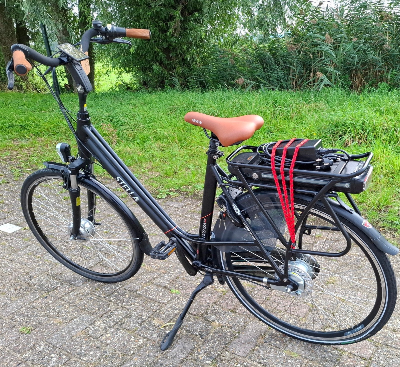 Foto 7 van Mooie mat zwarte elektrische Stella damesfiets, E-bike✅️