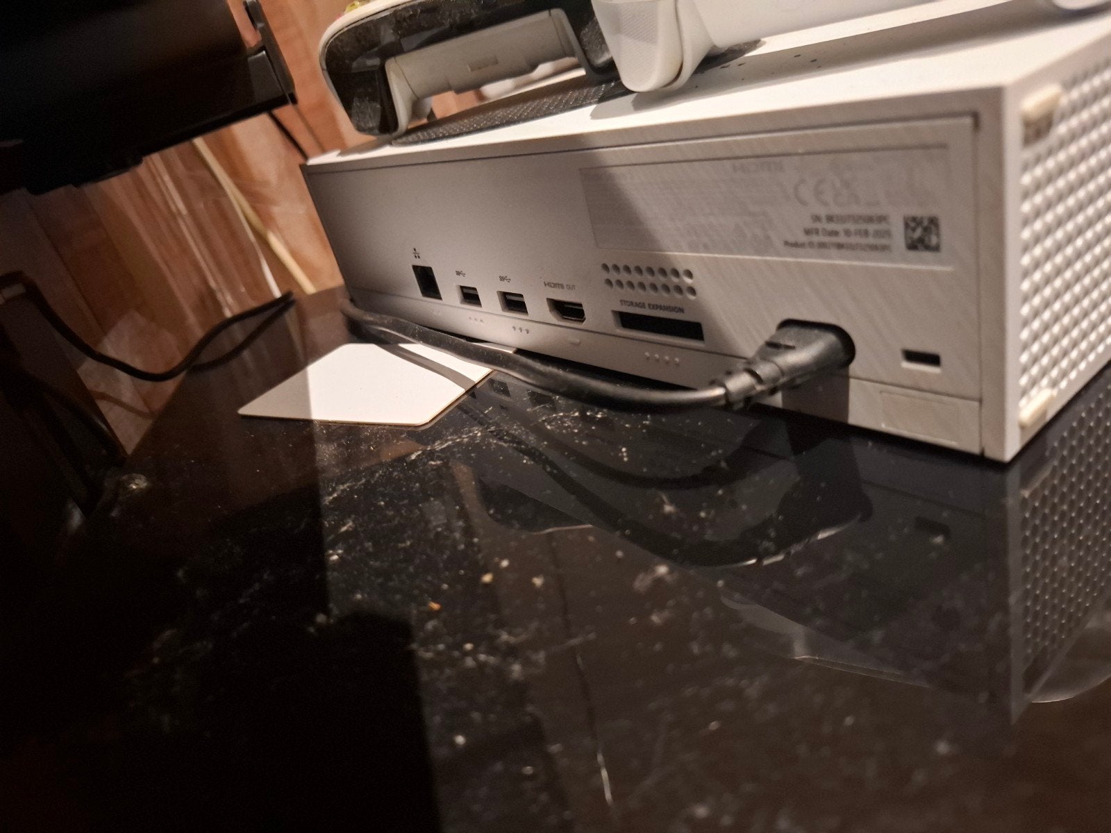 Foto 3 van Xbox Series S met 2 controllers