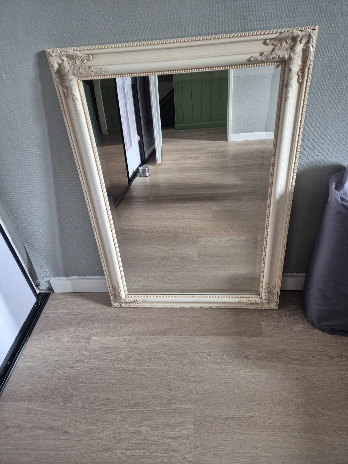 Grote spiegel met sierlijke lijst 65x90, Antiek en Kunst, Ophalen of Verzenden