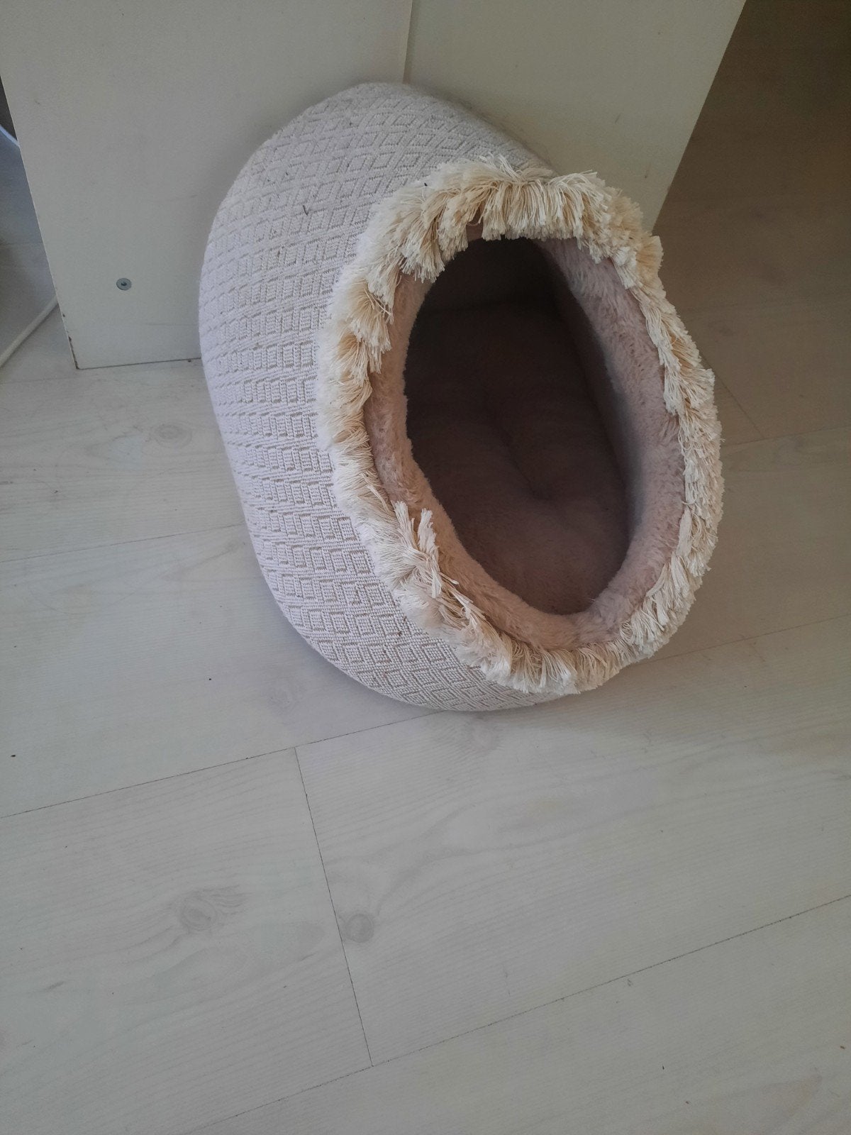Kattenmandje iglo, Ophalen
