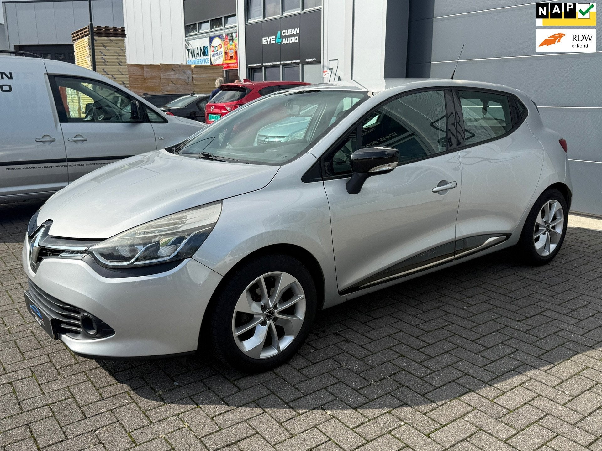 Renault Clio 1.5 dCi AIRCO | CRUISE | NAVI | NIEUWE APK | NA, Auto's, Voorwielaandrijving, Stof, Gebruikt, Verwarmde buitenspiegels