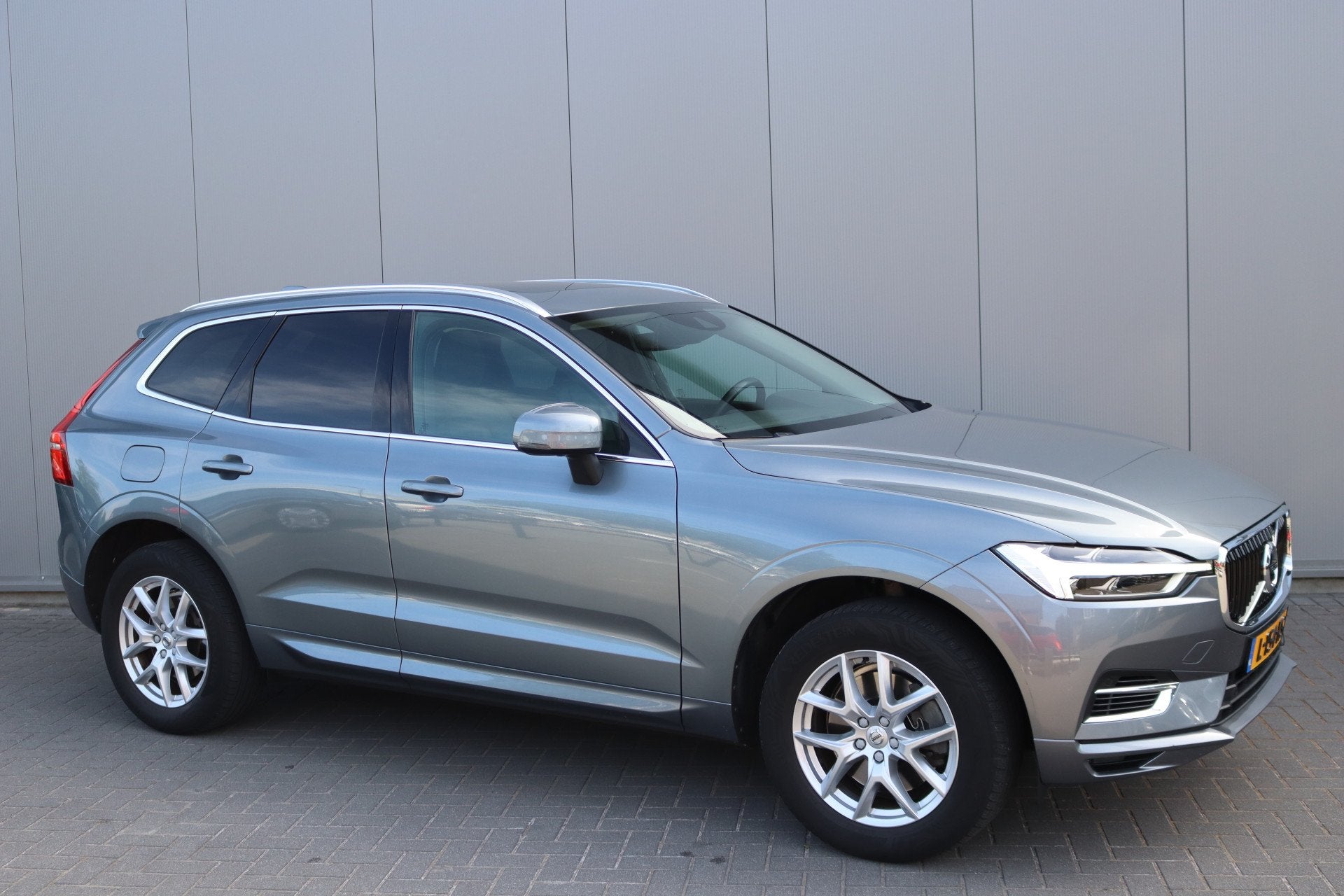 Volvo XC60 2.0 T8 Twin Engine AWD Momentum Pro Open-dak/Trek, Gebruikt, Euro 6, 4 cilinders, 1969 cc