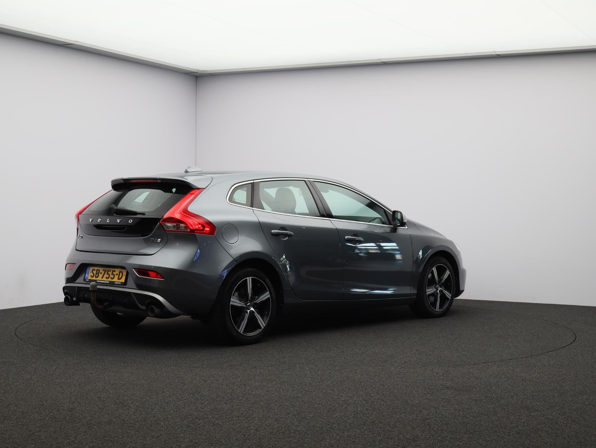 Volvo V40 2.0 T4 190PK Business Sport / Trekhaak / 17" / Nub, Gebruikt, Euro 6, Handgeschakeld, Automatische klimaatregeling