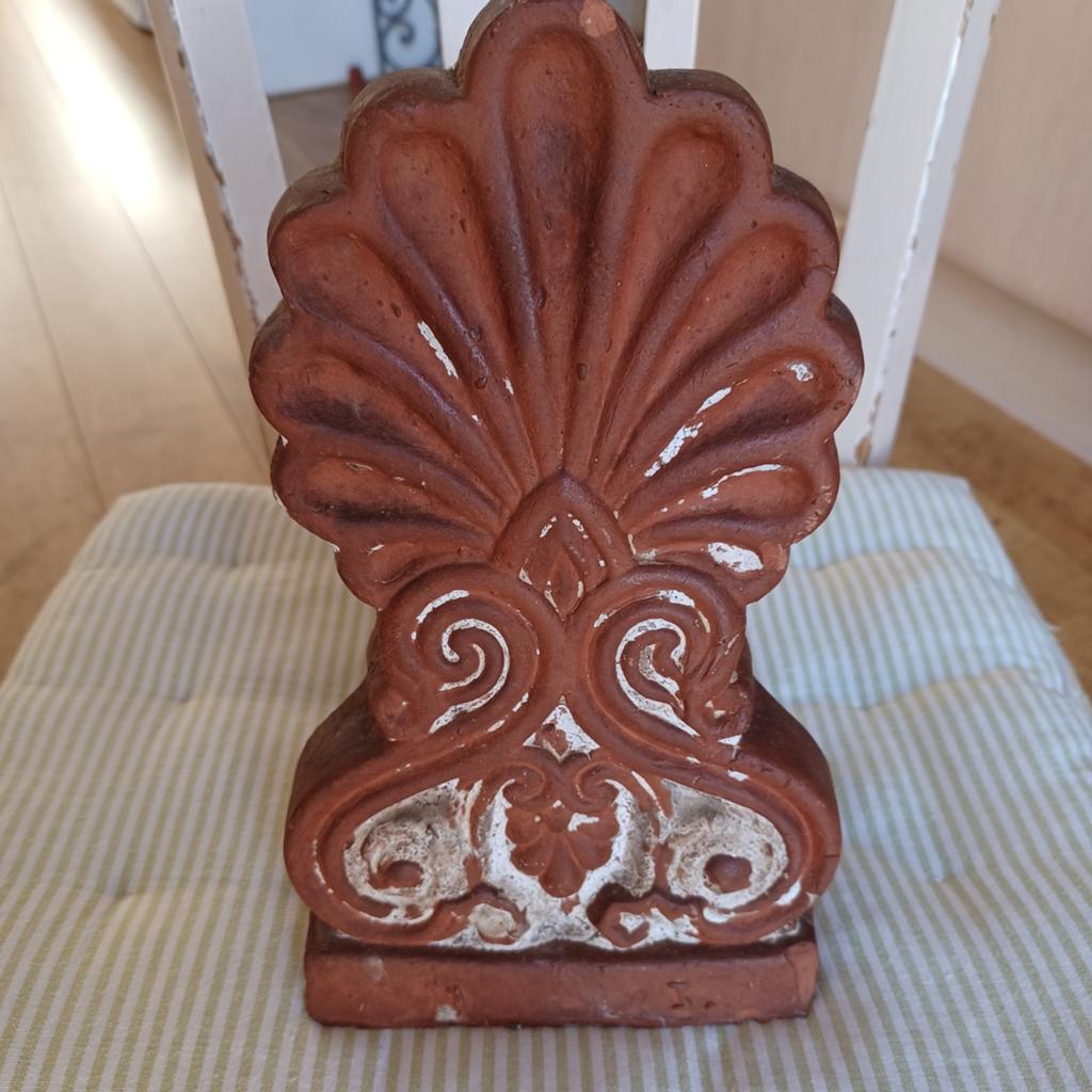 2 Terracotta dakpannen/nokpan/ornament, Ophalen