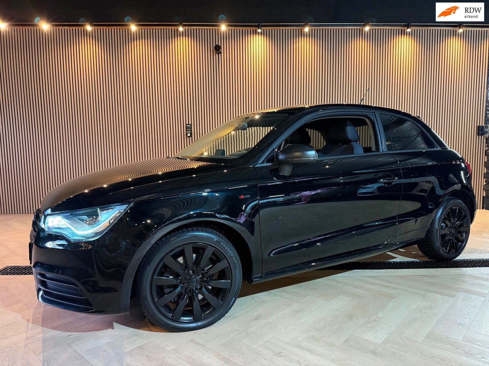 Audi A1 1.4 TFSI S-Line | Black on Black | Bluetooth | LED, Voorwielaandrijving, Stof, 4 cilinders, 4 stoelen
