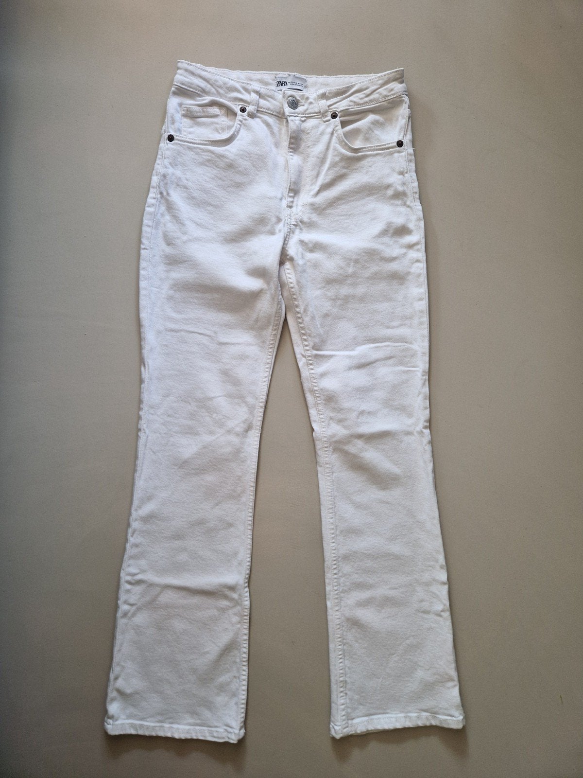 Witte flared jeans van Zara, maat S/38, Overige jeansmaten, Ophalen of Verzenden, Zo goed als nieuw, Wit