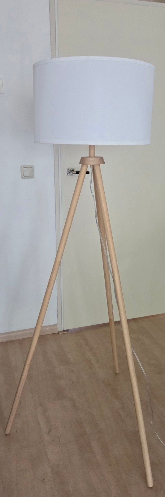 Moderne vloerlamp met houten statief en witte kap, Ophalen of Verzenden