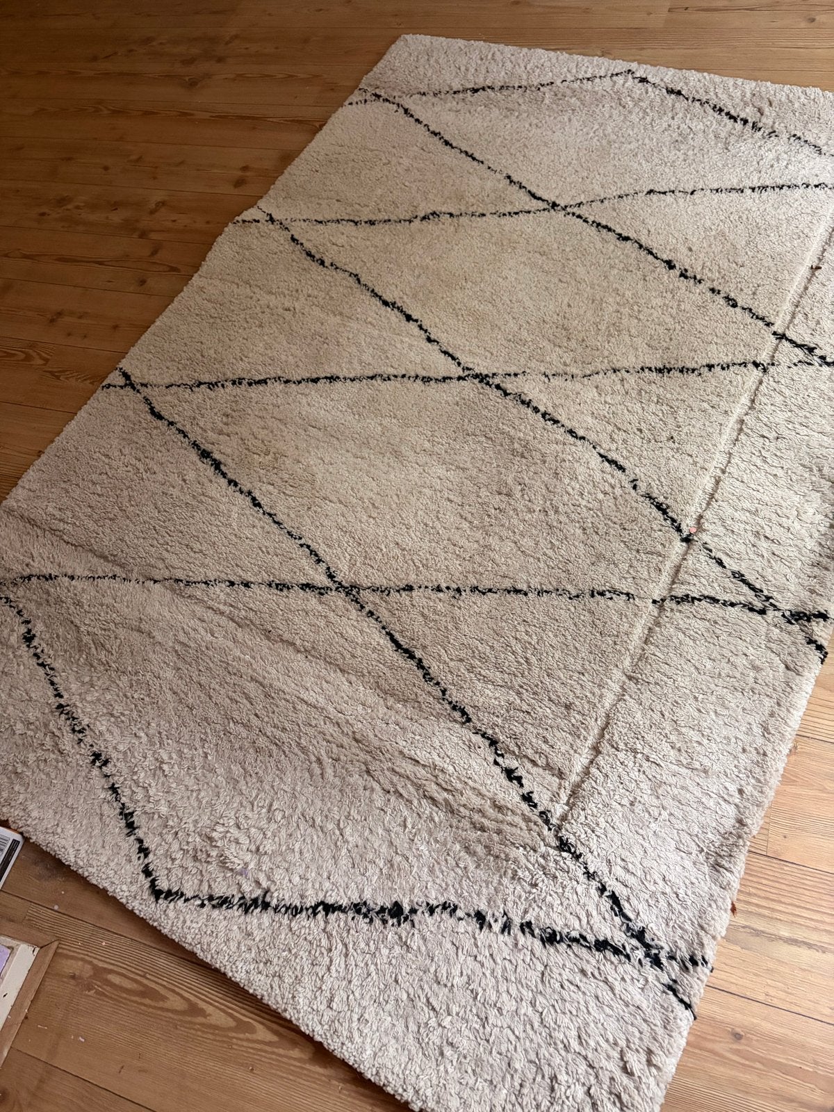 Foto 2 van Crèmekleurig vloerkleed met zwart geometrisch patroon