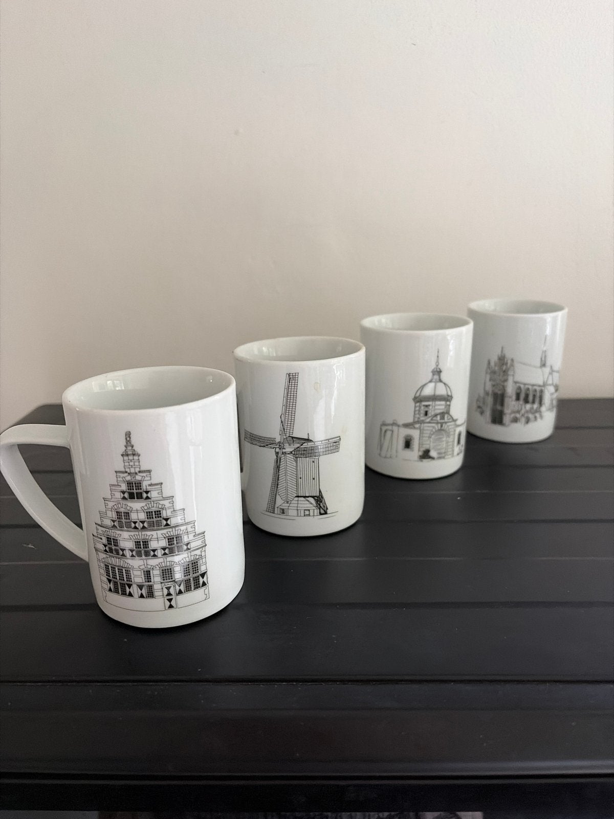 Set van 4 Johnson Bros mokken met Nederlandse gebouwen, Ophalen, Keramiek, Vintage, Mok
