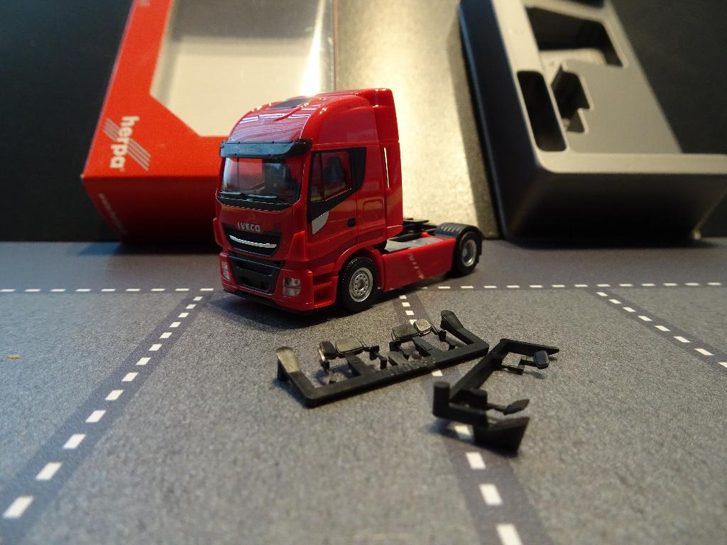 738 herpa 309165 iveco stralis xp 2-as trekker rood 1:87, Hobby en Vrije tijd, Modelauto's | 1:87, Ophalen of Verzenden, Nieuw