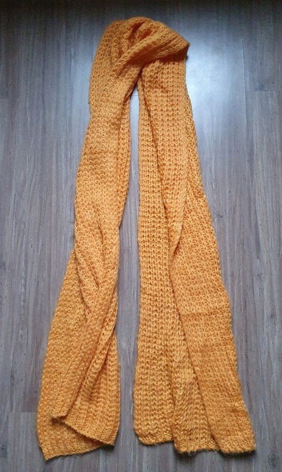 Oranje gebreide sjaal - ruim 2 meter lang, Ophalen of Verzenden, Zo goed als nieuw, Maat 46/48 (XL) of groter, Sjaal