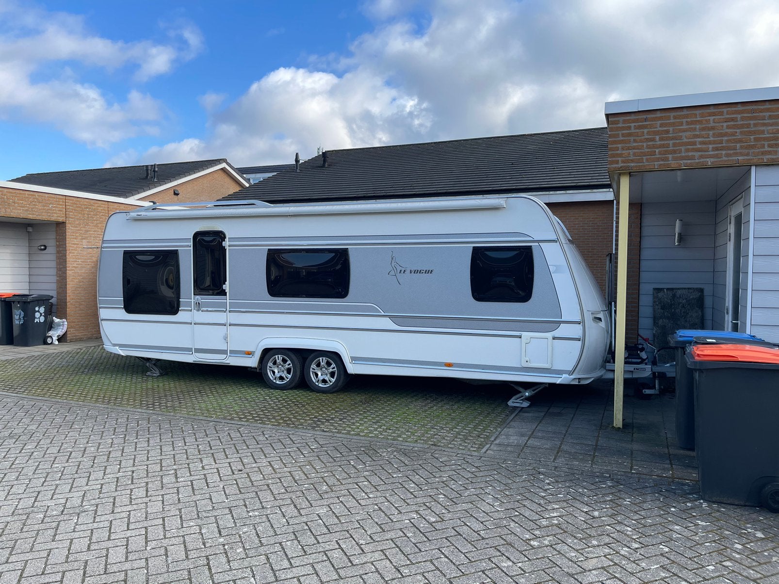 Fendt Le Vogue 650 •Nieuwstaat• mover, luifel | Vertrekklaar, Caravans en Kamperen, 7 tot 8 meter, Particulier, Fendt, Schokbreker