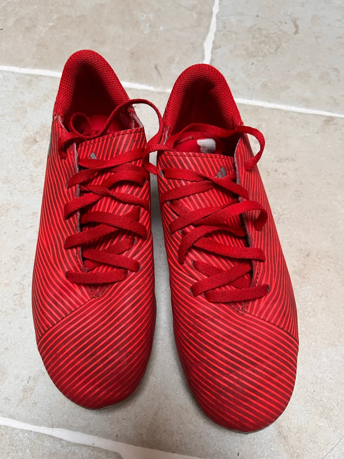 Rode Voetbalschoenen Maat 34 - Adidas Nemeziz, Sport en Fitness, Voetbal, Ophalen of Verzenden, Gebruikt, Schoenen