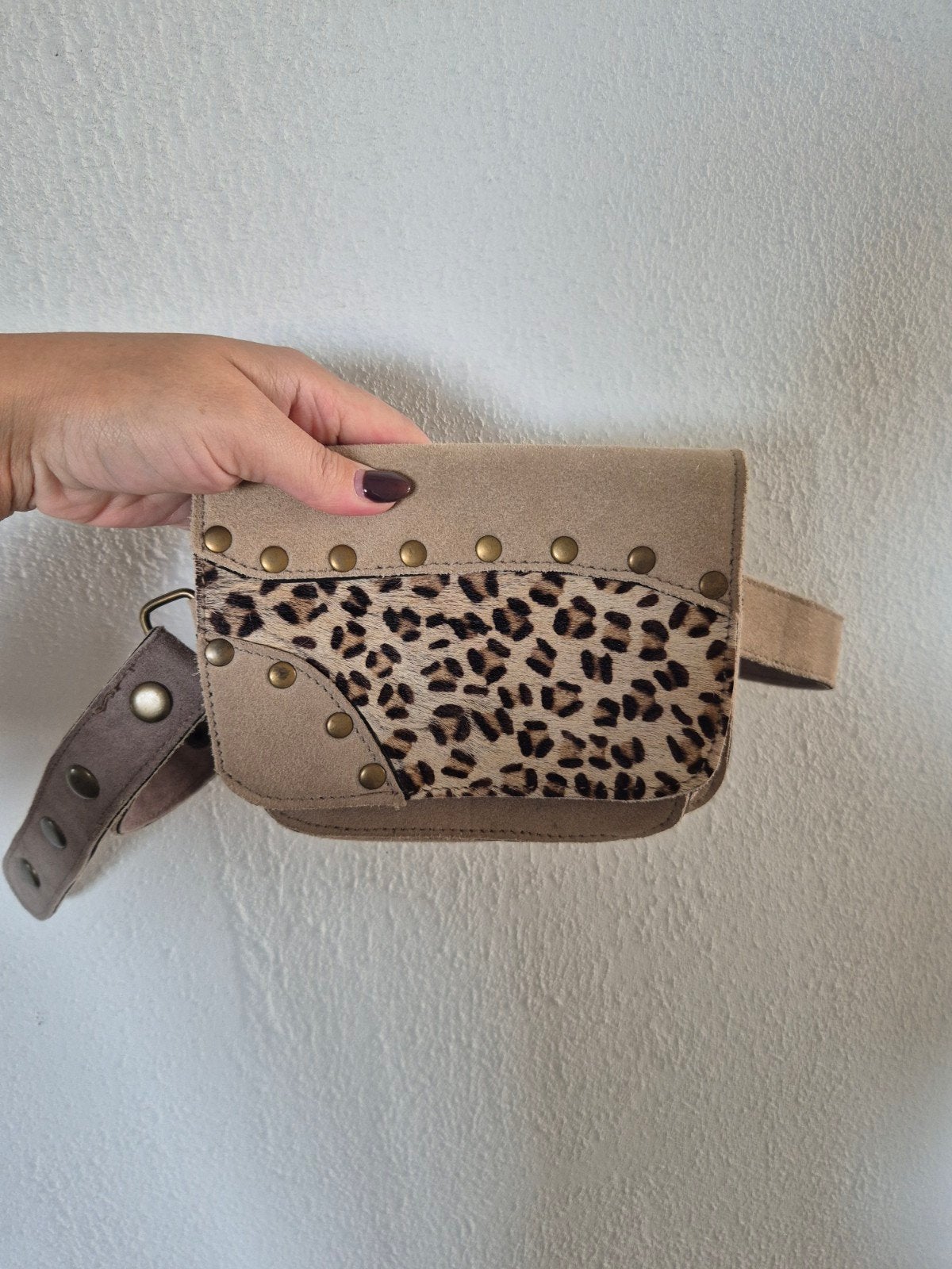 Leren heuptas met luipaardprint en studs, Sieraden, Tassen en Uiterlijk, Ophalen of Verzenden, Zo goed als nieuw, Beige, Overige typen