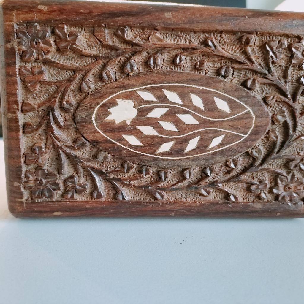 Vintage gesneden snuisterijen/sigarendoos, Indiaas bruinhout, Antiek en Kunst, Overige onderwerpen, Houtsnijwerk, Ophalen of Verzenden