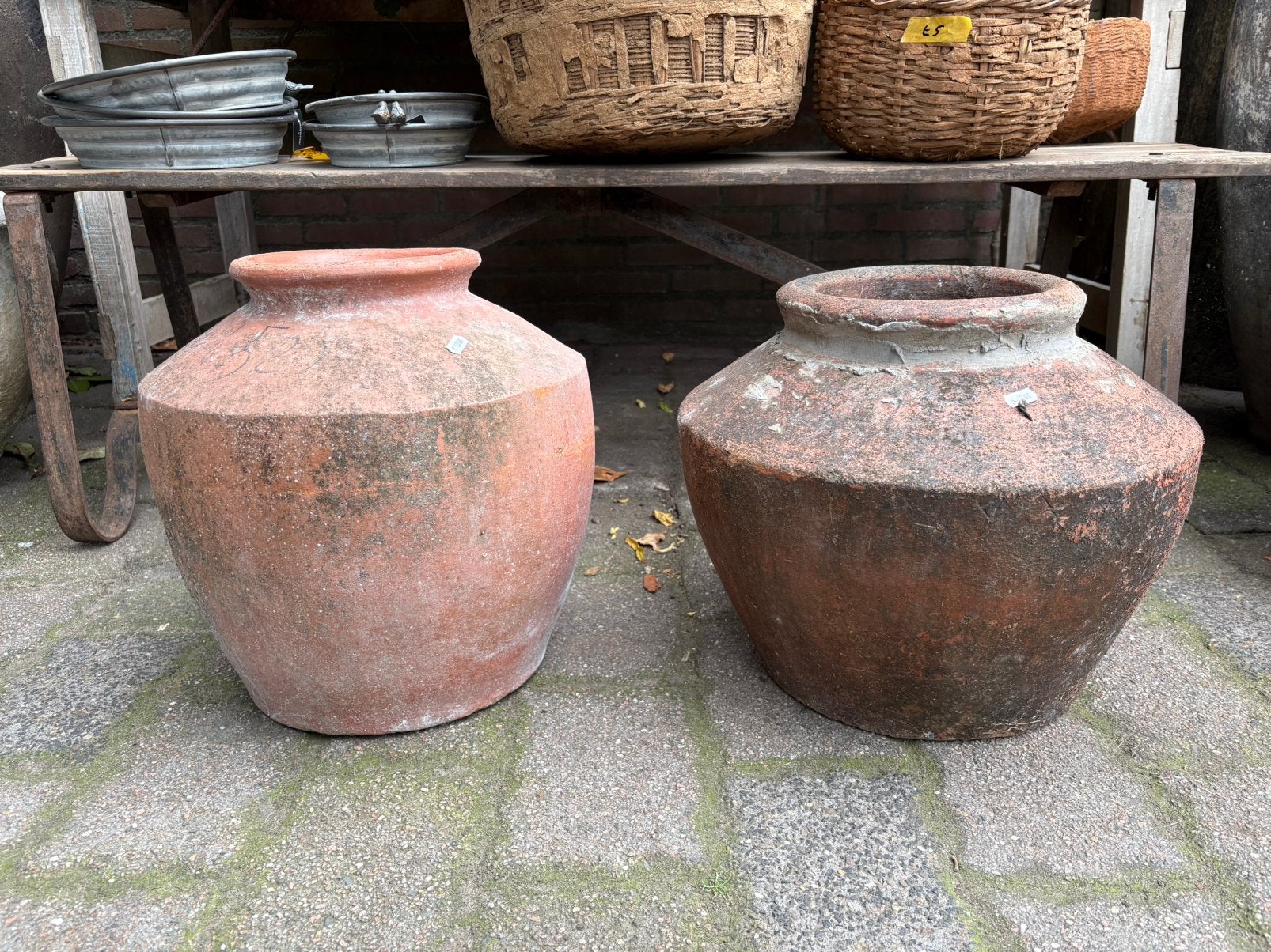 2 oude robuuste kruiken uit India - AANBIEDING!, Tuin en Terras, Ophalen, Gebruikt, Rond, Balkon