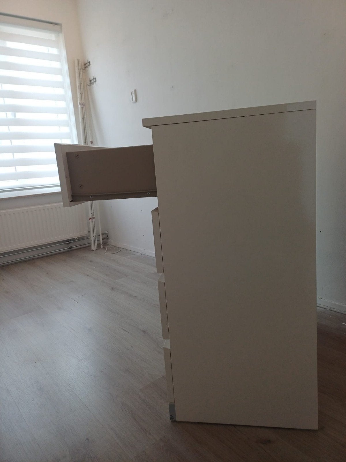 Foto 3 van Witte ladekast met 4 laden - Zo goed als nieuw
